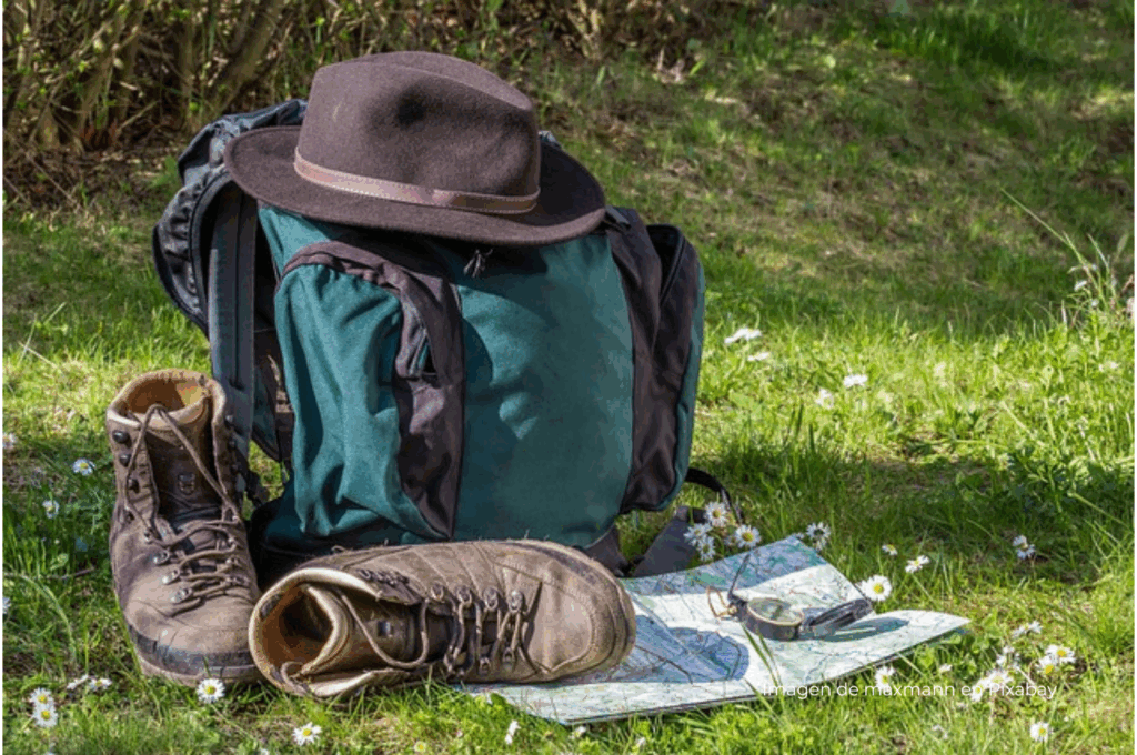 Imagen de una mochila en la naturaleza