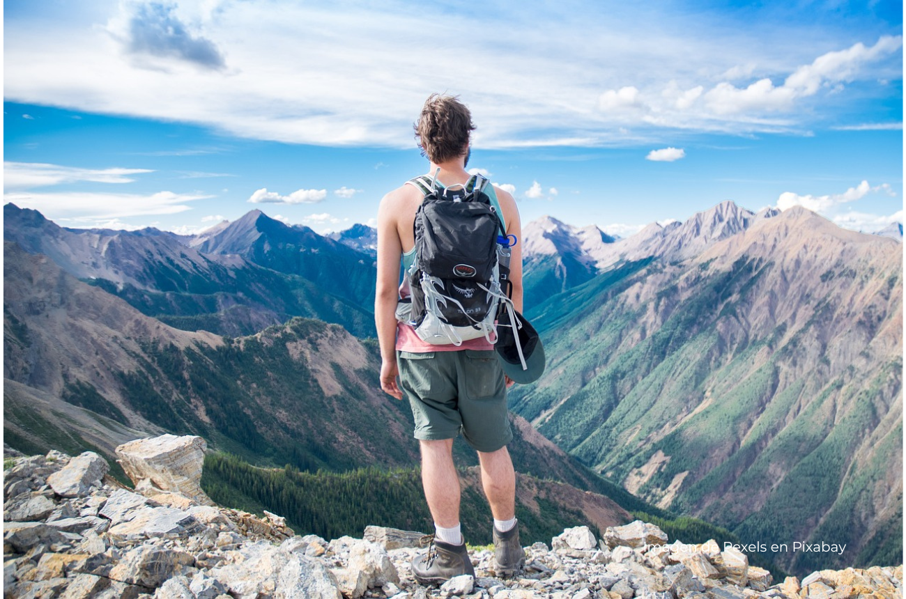 Imagen persona en montaña con fondo azul