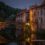 Imagen de un puente y un río en un pueblo antiguo de noche