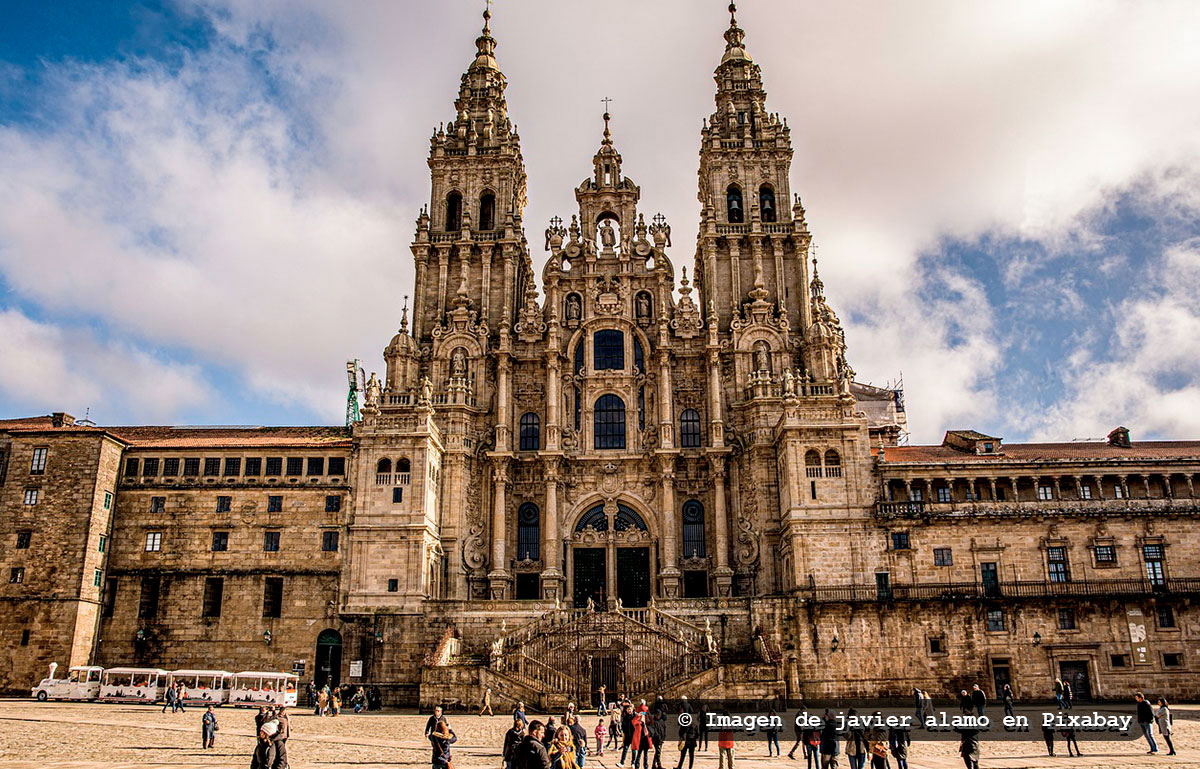 Vista frontal de la catedral de Santiago