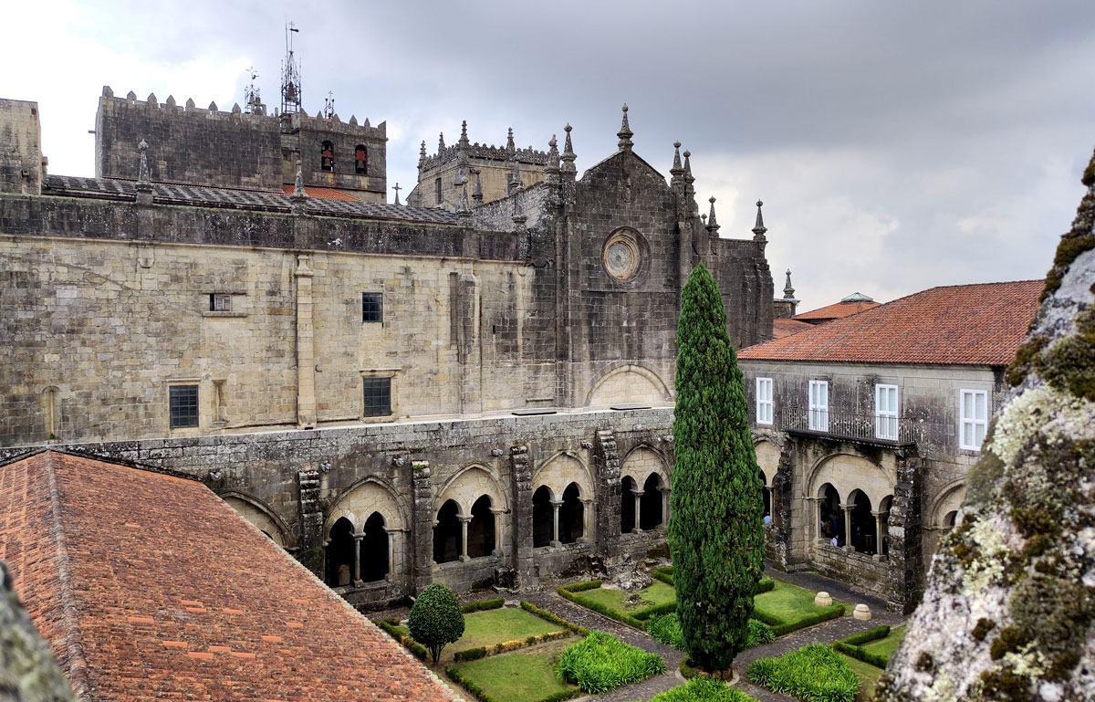 Imagen Vista superior de los jardines de la catedral de Tui en el Camino Portugués