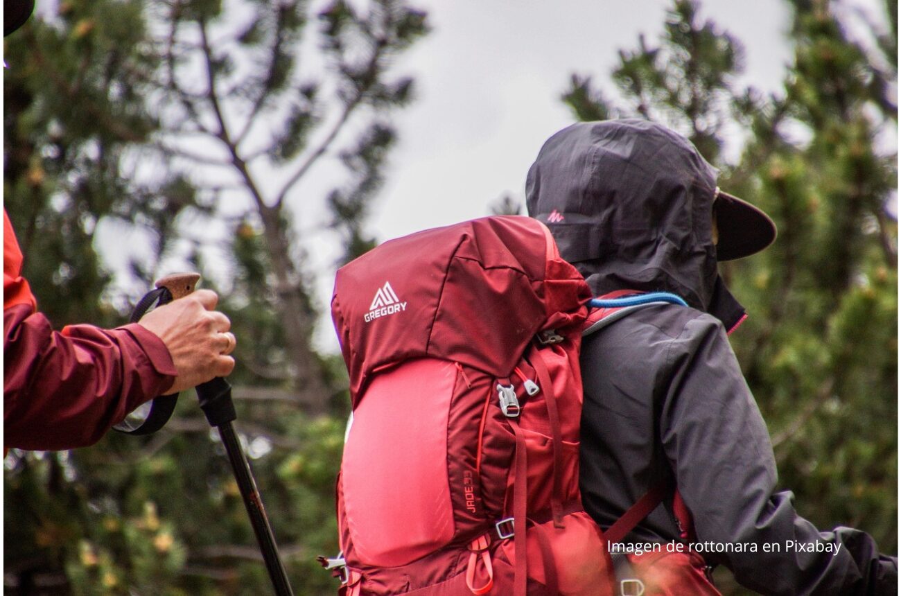 Imagen persona caminando con mochila roja