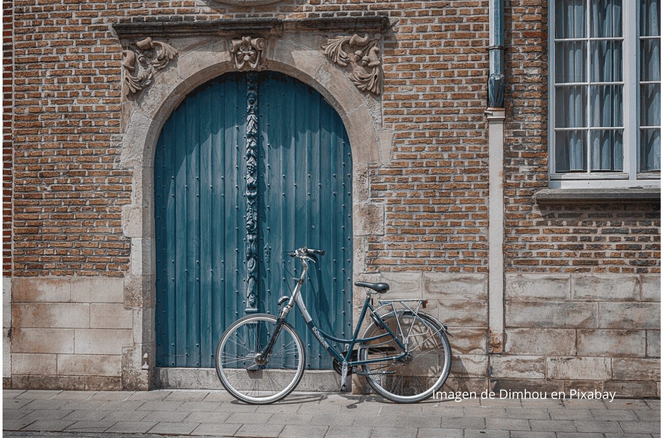 Imagen puerta azul con bicicleta