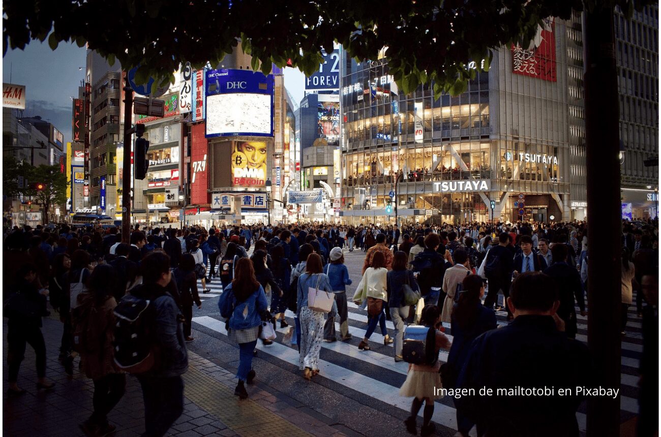 Imagen de calle con mucha gente