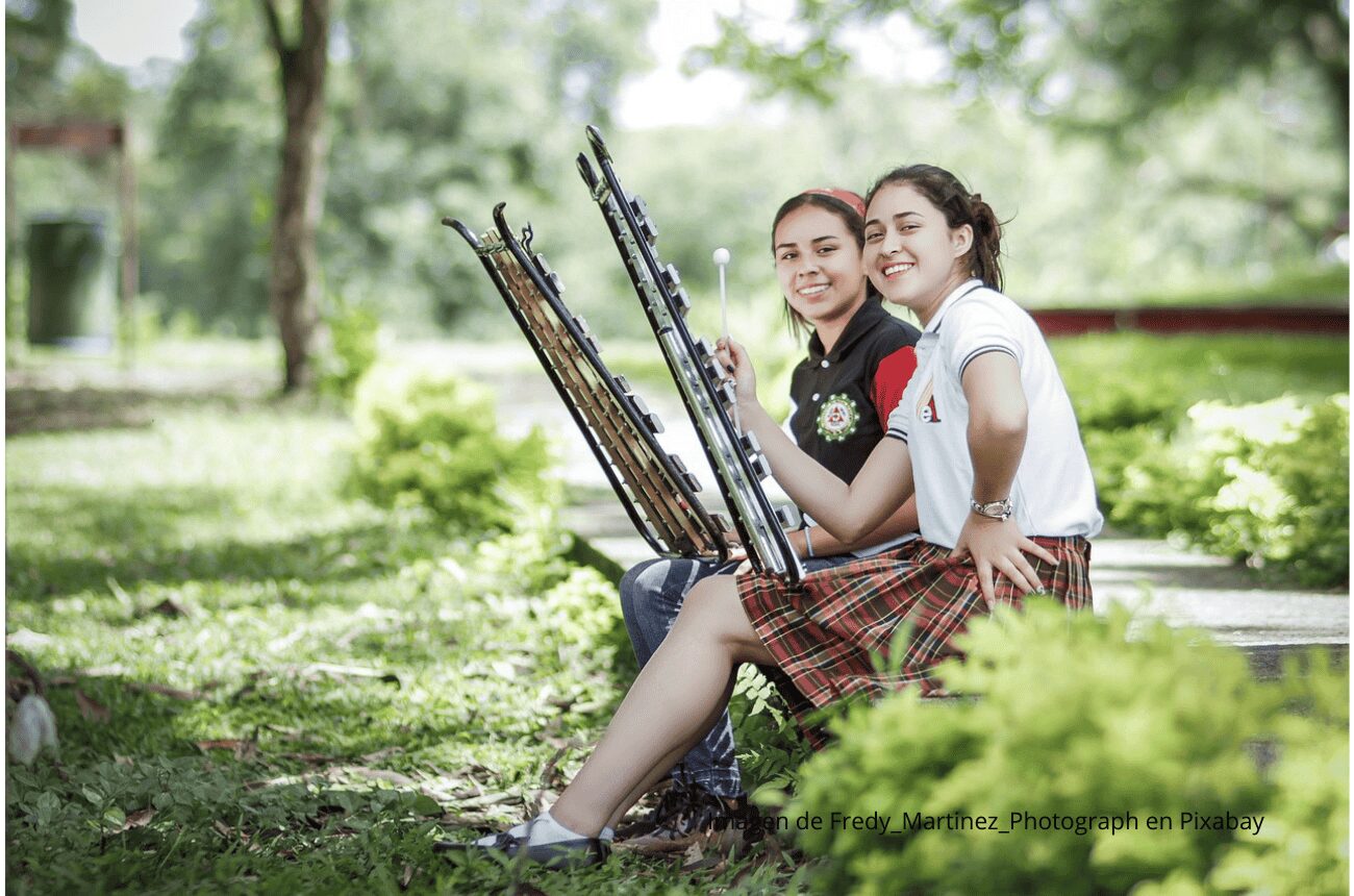 Chicas en un banco de un parque
