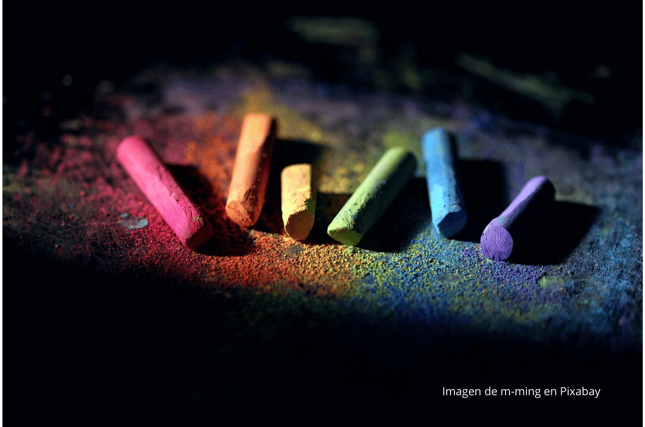 Tizas de colores con fondo negro