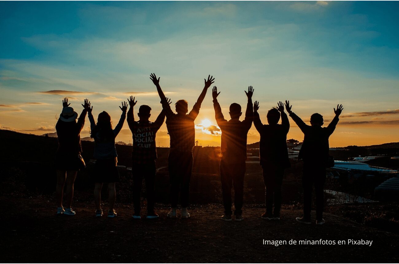 Adolescentes en un amanecer en la montaña