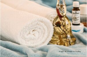 Imagen toalla blanca con elementos de bientestar y fondo azul