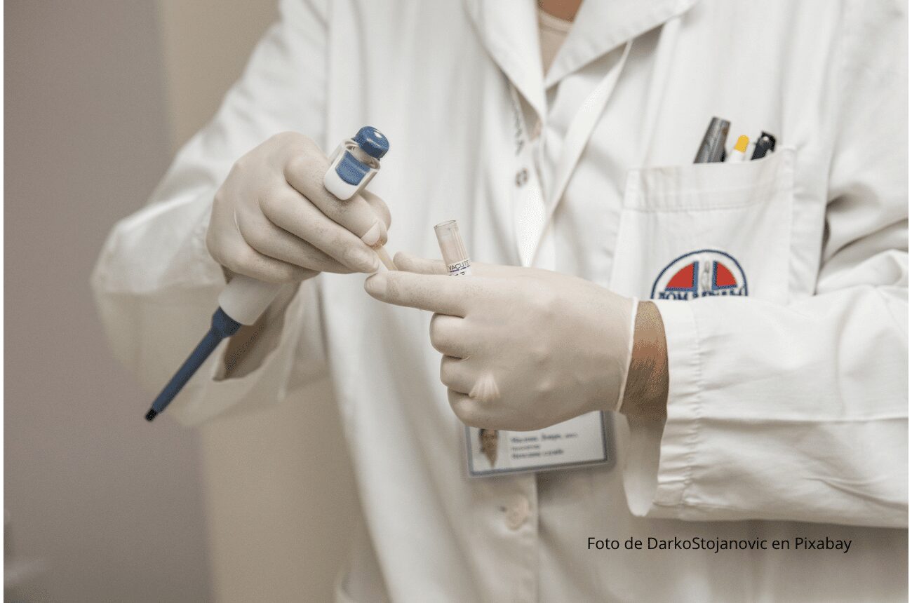 Imagen de médico con bata blanca