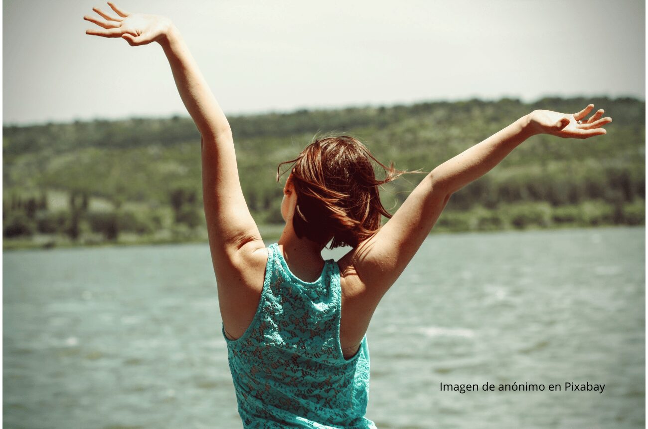 Imagen de una chica en lago azul