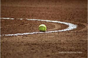 Imagen de pista de tenis en tierra batida con pelota
