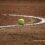 Imagen de pista de tenis en tierra batida con pelota