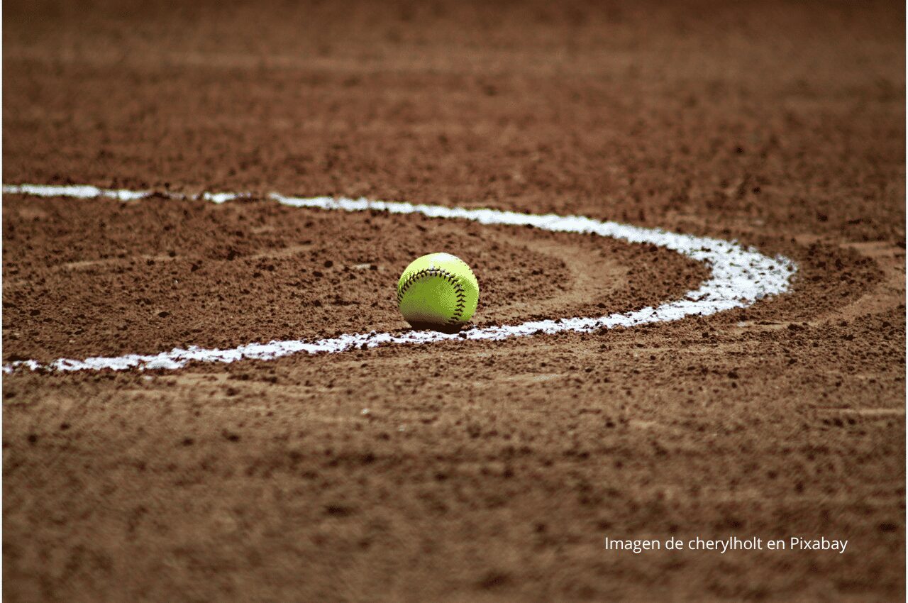 Imagen de pista de tenis en tierra batida con pelota