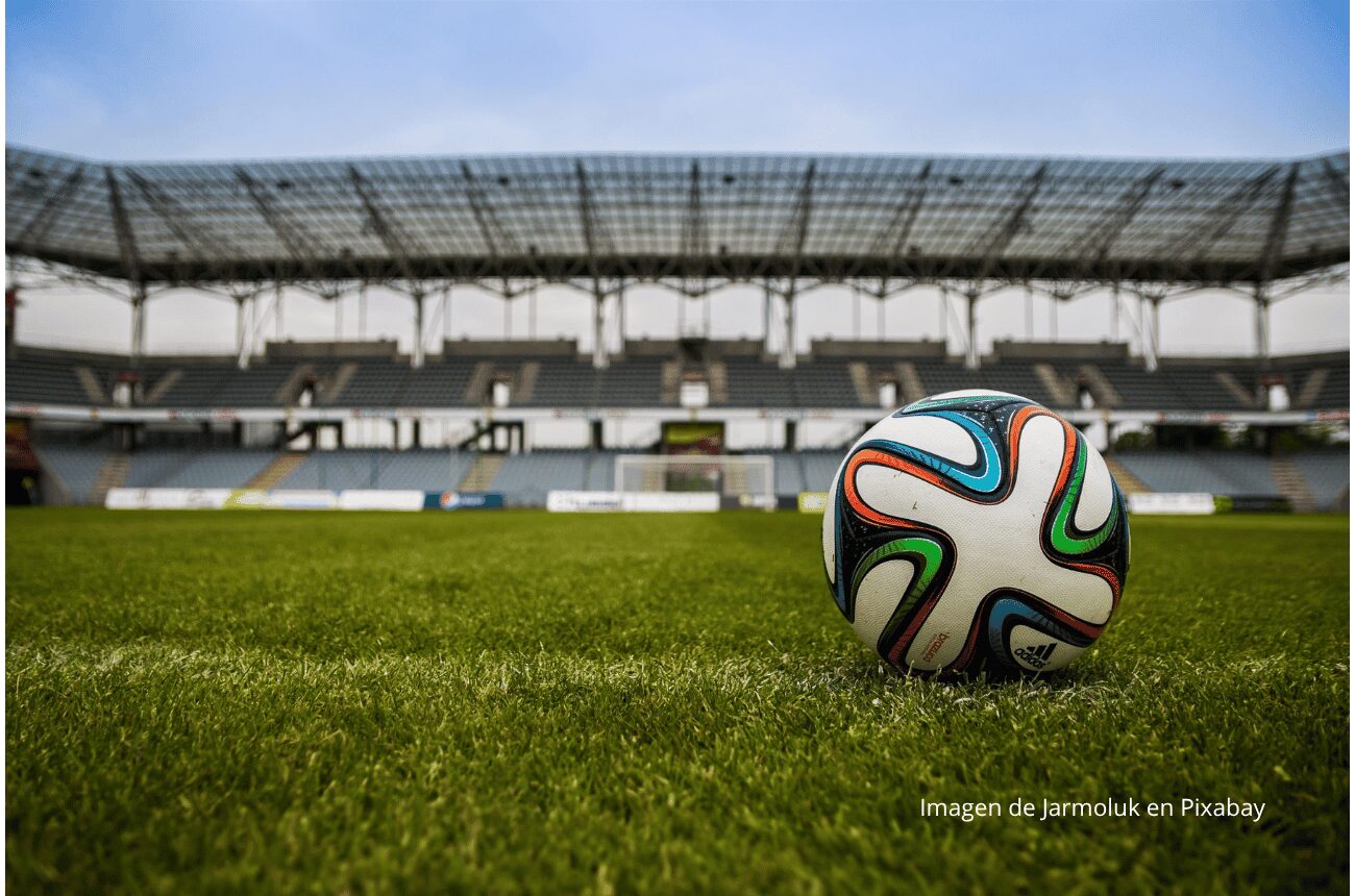Imagen de balón en campo de fútbol
