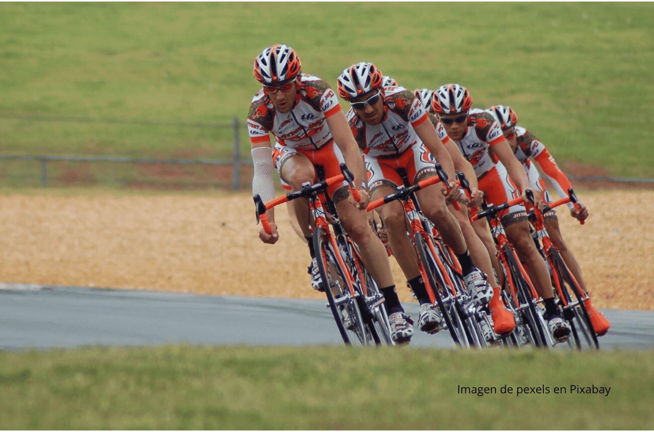 Imagen de ciclistas profesionales en grupo