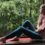 Imagen de una chica mirando por la ventana hacia la naturaleza
