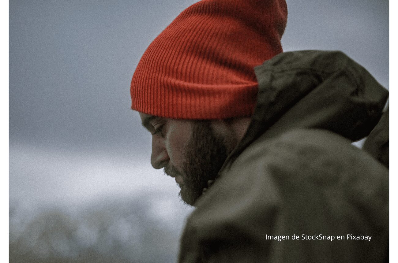 Imagen de hombre con gorro de invierno rojo