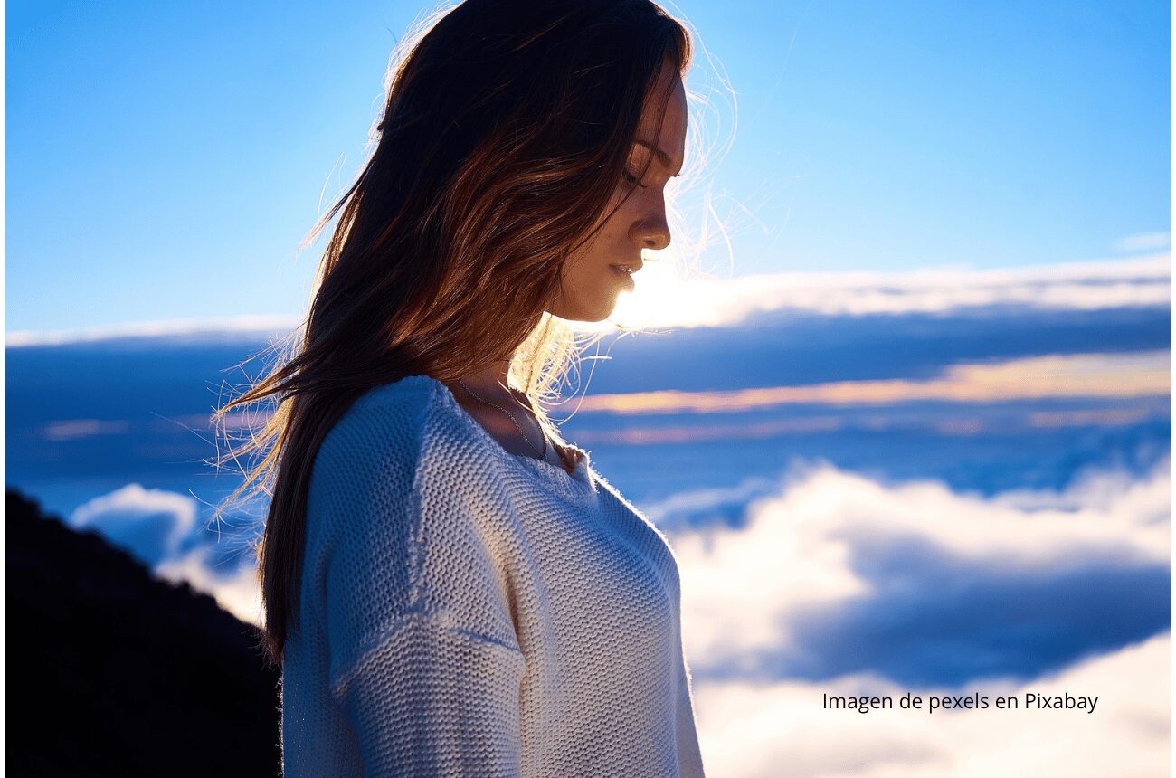 Imagen de mujer con el cielo de fondo