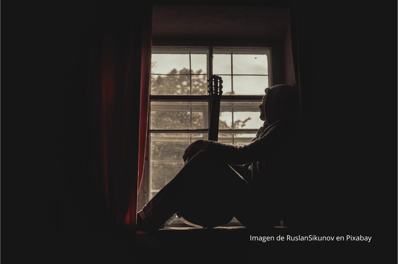 Imagen de persona pensando en un alféizar