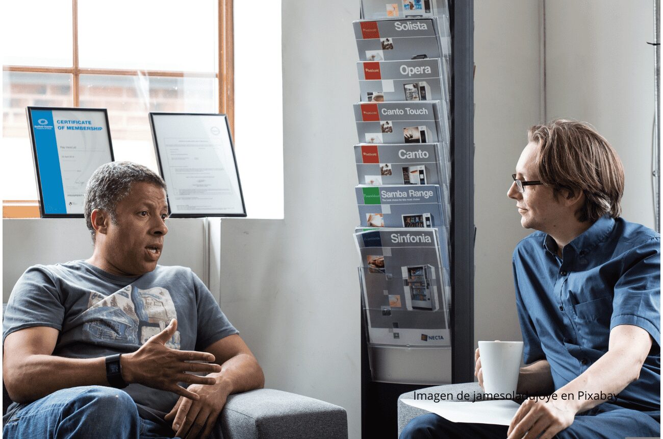 Imagen de dos personas hablando en una oficina
