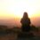Imagen chica observando en amanecer
