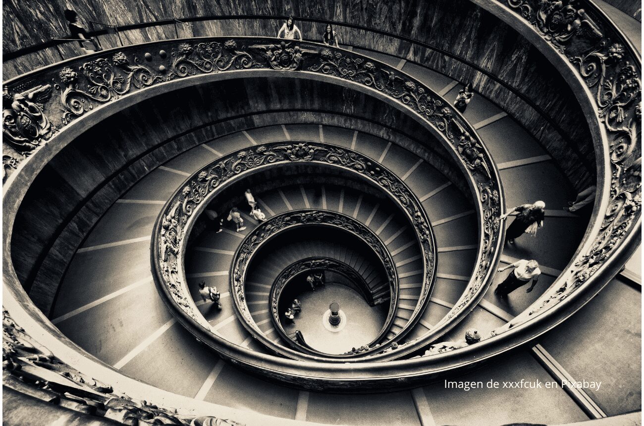 Imagen de escalera en espiral con personas