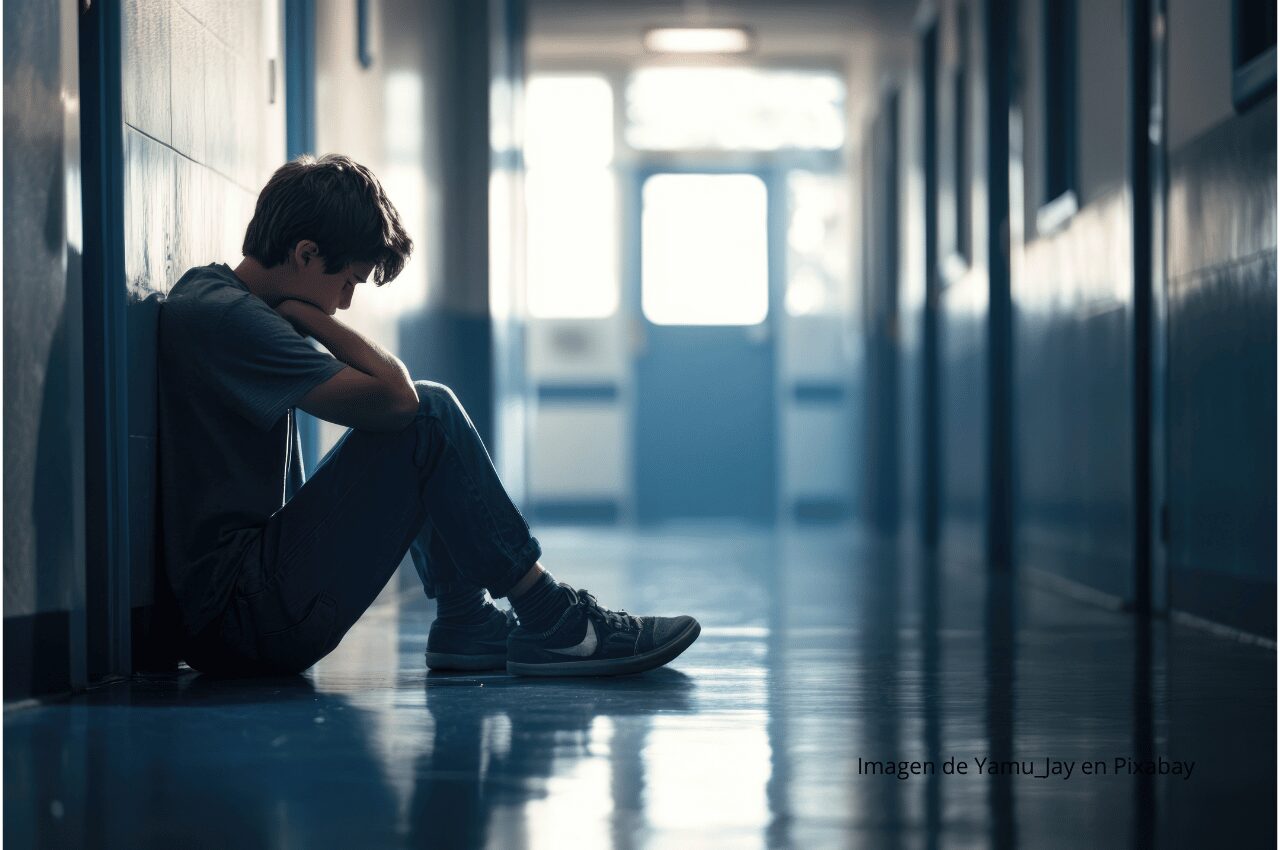 Imagen de adolescente en el pasillo de un colegio