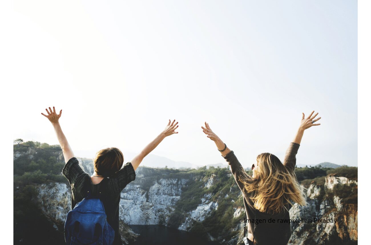 Imagen de chico y chica felices en la montaña