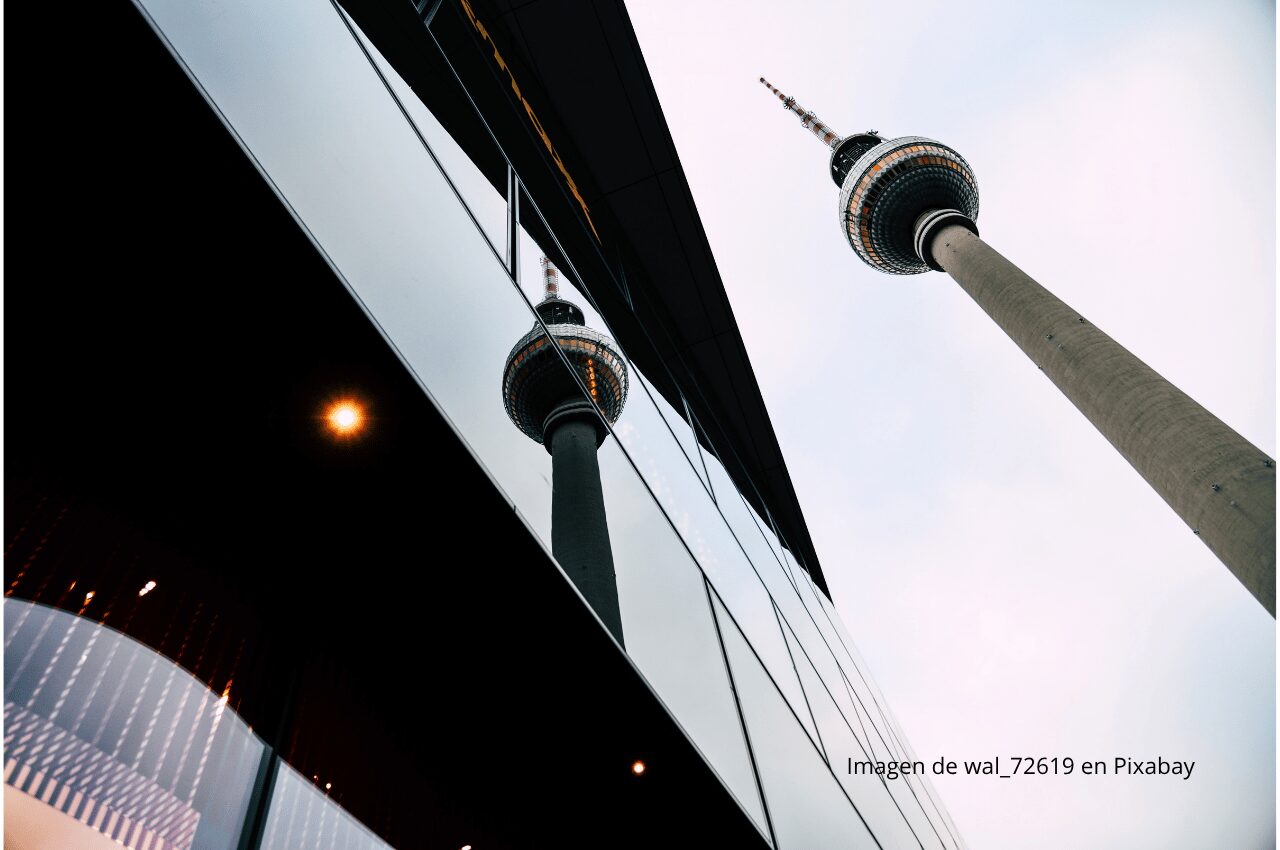 Imagen de oficina y torre de comunicaciones